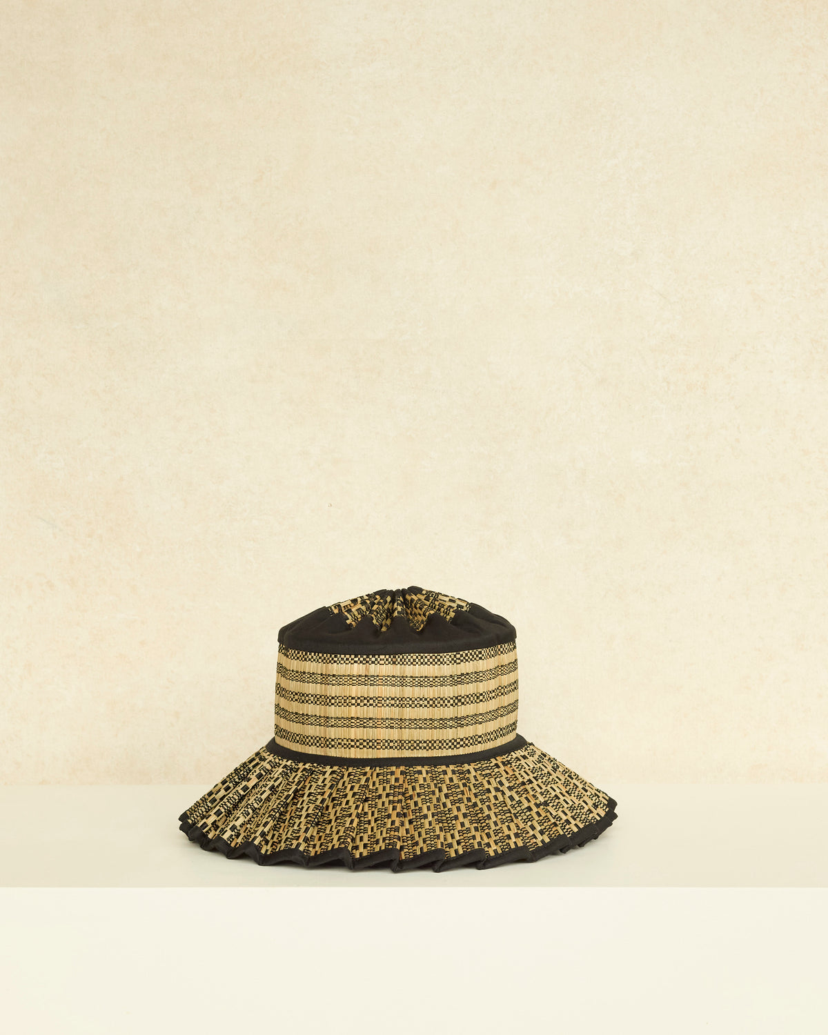 Atemporal | Sombrero Capri de lujo