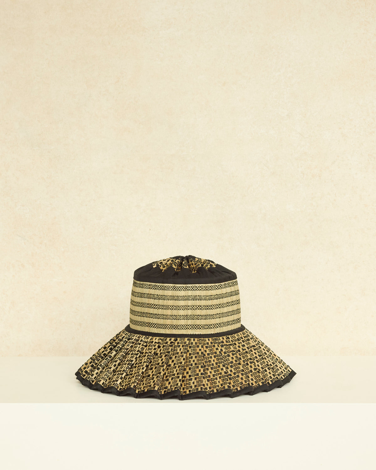Atemporal | Sombrero Capri de lujo
